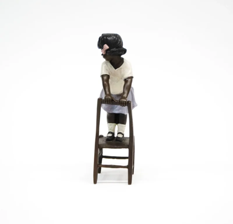 ESCULTURA DE BRONCE "NIÑA SUBIDA EN SILLA" - REPRODUCCIÓN ART NOUVEAU - Imagen 3
